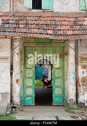 Regardant à travers la porte d'entrée d'un vieux bâtiment colonial à Kochi, Kerala, Inde. Banque D'Images