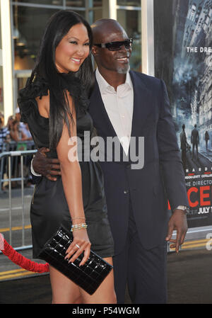 Djimon Hounsou    82 Retrouvez Lee Simmons.jpg Création Première au Chinese Theatre de Los Angeles.Djimon Hounsou    82 Retrouvez Lee Simmons événement dans la vie d'Hollywood, Californie - Red Carpet Event, USA, Cinéma, Célébrités, photographie, Bestof, Arts, Culture et divertissement, Célébrités, Mode de vie meilleure, Hollywood, événement dans la vie d'Hollywood, Californie - Tapis rouge et en coulisses, musique, célébrités, Topix en couple, en famille (mari et femme) et les enfants - les enfants, frères et sœurs, tsuni@Gamma-USA.com Tsuni enquête de crédit / USA, 2010 Banque D'Images