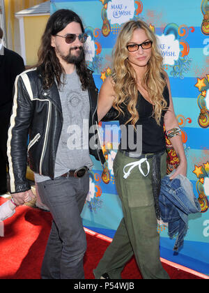 Drea De Matteo mari    43 Shooter Jennings - Make a Wish Foundation en bénéficier à la jetée de Santa Monica à Los Angeles.Drea De Matteo    Shooter Jennings Mari 43 Événement dans la vie d'Hollywood, Californie - Red Carpet Event, USA, Cinéma, Célébrités, photographie, Bestof, Arts, Culture et divertissement, Célébrités, Mode de vie meilleure, Hollywood, événement dans la vie d'Hollywood, Californie - Tapis rouge et en coulisses, musique, célébrités, Topix en couple, en famille (mari et femme) et les enfants - les enfants, frères et sœurs, tsuni@Gamma-USA.com Tsuni enquête de crédit / USA, 2010 Banque D'Images