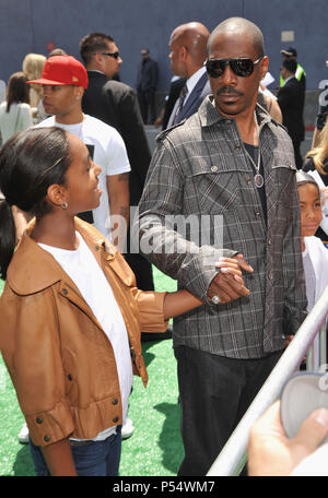 Eddie Murphy    25 enfants - Shrek 4 Première Mondiale au Gibson Amphitheatre à Los Angeles.Eddie Murphy    25 enfants événement dans la vie d'Hollywood, Californie - Red Carpet Event, USA, Cinéma, Célébrités, photographie, Bestof, Arts, Culture et divertissement, Célébrités, Mode de vie meilleure, Hollywood, événement dans la vie d'Hollywood, Californie - Tapis rouge et en coulisses, musique, célébrités, Topix en couple, en famille (mari et femme) et les enfants - les enfants, frères et sœurs, tsuni@Gamma-USA.com Tsuni enquête de crédit / USA, 2010 Banque D'Images