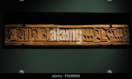 Art islamique chemin de pèlerinage à la sainte ville en territoire égyptien. Grande inscription en plâtre provient de al-Hawra, une ville sur la route côtière. À l'origine sur un faisceau sur une chambre, porte l'inscription présente une partie du célèbre verset du Trône (Sourate 2, verset 255) dans le Coran. Banque D'Images