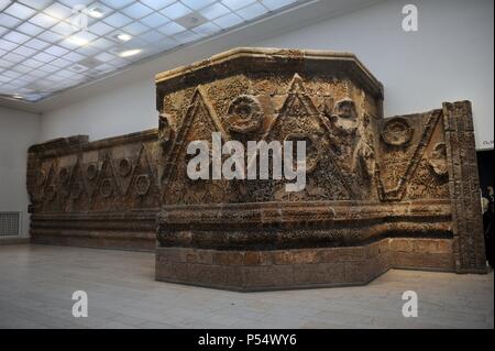 Qasr Mshatta. Ruines d'un palais d'hiver omeyyade commisioned probablement par le calife Al-Walid II (743-744). La Jordanie. Façade Mshatta. Musée de Pergame. L'île des musées. Berlin. Banque D'Images