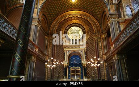 République tchèque. Prague. Synagogue Espagnole. Renaissance mauresque synagogue construite en 1868 par Vojtech Ignatz Ullmann. À l'intérieur. Arche et bimah. Banque D'Images