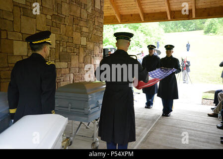 Des soldats du 3e Régiment d'infanterie des États-Unis, la vieille garde, de plier un drapeau au cours d'un 12 mai 2017 reinterment pour Samuel Howard, soldat de la guerre révolutionnaire, à Resthaven Cemetery à Baxter, Ky. (USACE Banque D'Images