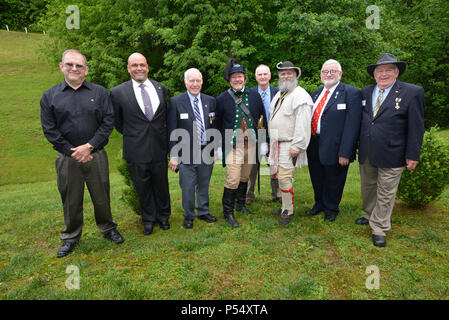 Un groupe représentant les fils de la révolution de divers membres et descendants de Guerre Révolutionnaire' Samuel Howard, posent pour une photo avant la cérémonie au cours de Howard's reinterment 12 mai 2017 à Resthaven Cemetery à Baxter, Ky. Le U.S. Army Corps of Engineers du District de Nashville a travaillé avec la collectivité locale et des représentants de l'Etat d'aller de l'Howard de Wix-Howard quand cimetière sa tombe a été menacée par le mouvement du sol à partir d'un déficit d'une conception de la lutte contre les inondations projet achevé dans les années 90. (USACE Banque D'Images