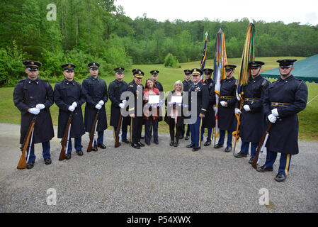 Stephanie Fister (à gauche) et Sharon Osborne, descendants de la guerre révolutionnaire, Howard Samuel Privé constituent des soldats du 3e Régiment d'infanterie des États-Unis, traditionnellement connue comme 'la vieille garde, faire des Guerre d''Samuel Howard lors d'une cérémonie au cimetière reinterment Resthaven dans Baxter, Ky. Le U.S. Army Corps of Engineers du District de Nashville a travaillé avec la collectivité locale et des représentants de l'Etat d'aller de l'Howard de Wix-Howard quand cimetière sa tombe a été menacée par le mouvement du sol à partir d'un déficit d'une conception de la lutte contre les inondations projet achevé dans les années 90. (USACE Banque D'Images