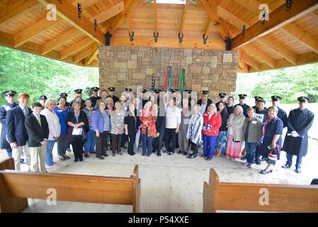 Un groupe de descendants de Guerre Révolutionnaire' Samuel Howard, représenter la famille dans une photo de groupe avec des soldats du 3e Régiment d'infanterie des États-Unis, traditionnellement connue comme 'la vieille garde,'au cours de Howard's reinterment 12 mai 2017 à Resthaven Cemetery à Baxter, Ky. Le U.S. Army Corps of Engineers du District de Nashville a travaillé avec la collectivité locale et des représentants de l'Etat d'aller de l'Howard de Wix-Howard quand cimetière sa tombe a été menacée par le mouvement du sol à partir d'un déficit d'une conception de la lutte contre les inondations projet achevé dans les années 90. (USACE Banque D'Images