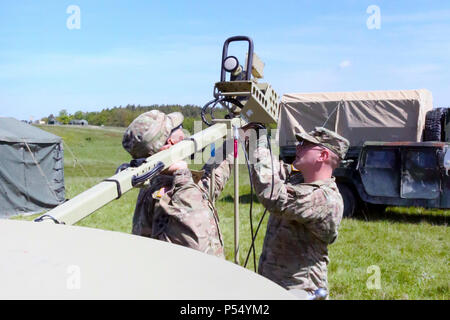 Les soldats de l'Armée américaine affecté à la 44e, 2e Bataillon expéditionnaire Théâtre Signal Signal Brigade, configurer un terminal rapide au cours de l'effort de lourdes METL II le 10 mai 2017 près de Illesheim, Allemagne. Banque D'Images