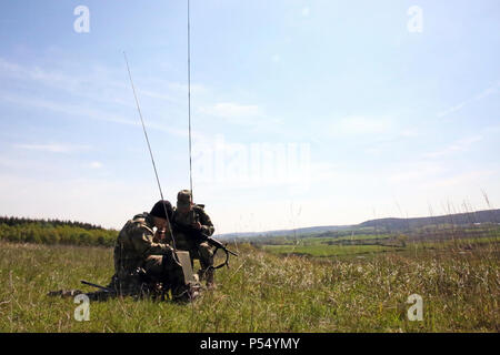 Les soldats de l'Armée américaine affecté à la 44e, 2e Bataillon expéditionnaire Théâtre Signal Signal Brigade, effectuer une vérification des communications radio HF dans le cadre de l'exercice de fortes METL II le 10 mai 2017 près de Illesheim, Allemagne. Banque D'Images