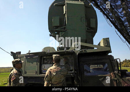 Les soldats de l'Armée américaine affecté à la 44e, 2e Bataillon expéditionnaire Théâtre Signal Signal Brigade, l'exploitation d'un terminal satellite Phoenix pendant l'exercice de fortes METL II le 10 mai 2017 près de Illesheim, Allemagne. Banque D'Images