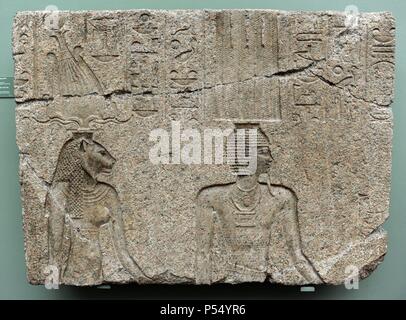 Relief représentant la déesse Mehit lion et le dieu Onuris-Shu. Le Granit. Du Temple de Onuris-Shu à Sebennytos. Règne d'Alexandre IV. 316-310 BC. Ny Carlsberg Glyptotek. Copenhague. Le Danemark. Banque D'Images