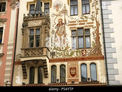 République tchèque. Prague. La Storch House (no16) Aussi appelé 'Pierre à la Vierge Marie". Façade ornée de peinture figurative de saint Venceslas à cheval. Conçu par Mikolas Ales dans le 19 ème siècle. De style néo-Renaissance. Façade Sud de la place de la vieille ville (Staromestske mamesti). Banque D'Images