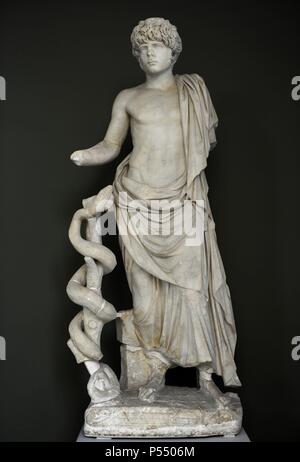 L'art romain Statue d'une jeune Roman dépeint comme Asklepion. De la Campanie, en Italie. 2ème ANNONCE de siècle. Ny Carlsberg Glyptotek. Copenhague, Danemark. Banque D'Images