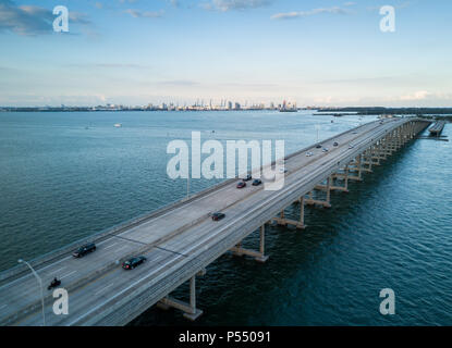 MIAMI, FLORIDE - CIRCA AVRIL 2017 : Vue aérienne de Rickenbacker Causeway Bridge à Miami Banque D'Images