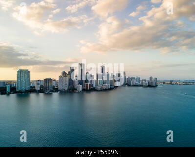 MIAMI, FLORIDE - CIRCA AVRIL 2017 : Vue aérienne de la baie de Biscayne et de Brickell Key Biscayne à Miami Banque D'Images