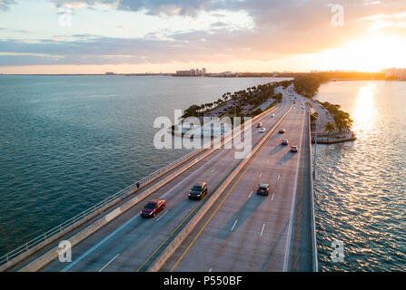 MIAMI, FLORIDE - CIRCA AVRIL 2017 : Vue aérienne de Rickenbacker Causeway Bridge à Miami Banque D'Images