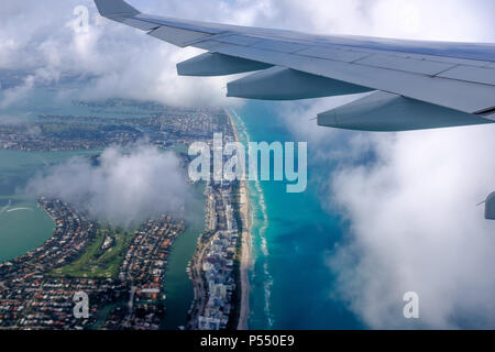 Vue aérienne de Miami Beach à partir de la fenêtre d'un avion en Floride. Banque D'Images