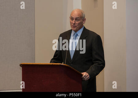 L'honorable John F. Kelly, 5e Secrétaire de la sécurité intérieure, donne la parole durant la cérémonie de la retraite du Corps des Marines américains Le Lieutenant-général Robert R. Ruark, sous-secrétaire de la Défense, en vertu du personnel et de l'état de préparation, à Crawford Hall, Marine Barracks Washington, Washington, D.C., le 10 mai 2017. Ruark a pris sa retraite après 36 ans dans le Corps des Marines des États-Unis. Banque D'Images