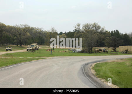 Soldats à l'installation pour la 86e Division de la formation de l'exercice guerrier 86-17-02 opèrent au combat dans les villes d'entraînement de Bullard, le 10 mai 2017, sur l'Amérique du poste à Fort McCoy, au Wisconsin l'exercice guerrier fournit des possibilités de formation uniques pour divers soldats dans différentes spécialités d'occupation militaire pour former ensemble sur des missions de combat simulé et de travailler en équipe, comme ils le feraient dans un environnement réel. Banque D'Images