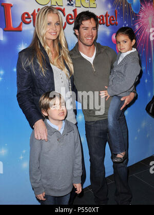 Mark-Paul Gosselaar, amie, fille, fils - Let s célébrer Disney On Ice au Nokia Plaza de Los Angeles.Mark-Paul Gosselaar, amie, fille, gendre 14 Événement dans la vie d'Hollywood, Californie - Red Carpet Event, USA, Cinéma, Célébrités, photographie, Bestof, Arts, Culture et divertissement, Célébrités, Mode de vie meilleure, Hollywood, événement dans la vie d'Hollywood, Californie - Tapis rouge et en coulisses, musique, célébrités, Topix en couple, en famille (mari et femme) et les enfants - les enfants, frères et sœurs, tsuni@Gamma-USA.com Tsuni enquête de crédit / USA, 2010 Banque D'Images