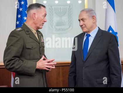 Marine Corps, le général Joseph F. Dunford Jr., président de l'état-major interarmées, se réunit avec le Premier ministre israélien Benjamin Netanyahu, à Beit Aghion à Jérusalem, le 9 mai 2017. (Département de la Défense Banque D'Images