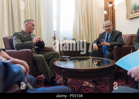 Marine Corps, le général Joseph F. Dunford Jr., président de l'état-major interarmées, se réunit avec le Premier ministre israélien Benjamin Netanyahu, à Beit Aghion à Jérusalem, le 9 mai 2017. (Département de la Défense Banque D'Images