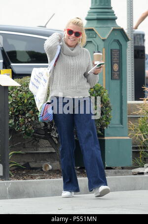 Busy Phillips est tout sourire alors qu'elle a un jour de shopping à Los Angeles. En vedette : Busy Phillips Où : Los Angeles, California, United States Quand : 25 mai 2018 Credit : WENN Banque D'Images