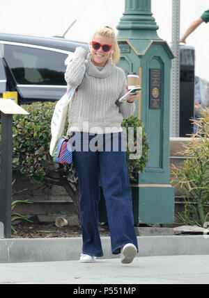 Busy Phillips est tout sourire alors qu'elle a un jour de shopping à Los Angeles. En vedette : Busy Phillips Où : Los Angeles, California, United States Quand : 25 mai 2018 Credit : WENN Banque D'Images