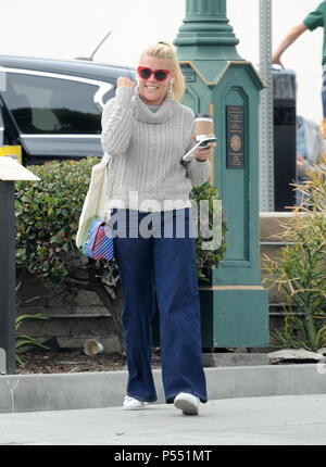 Busy Phillips est tout sourire alors qu'elle a un jour de shopping à Los Angeles. En vedette : Busy Phillips Où : Los Angeles, California, United States Quand : 25 mai 2018 Credit : WENN Banque D'Images