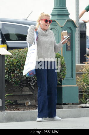 Busy Phillips est tout sourire alors qu'elle a un jour de shopping à Los Angeles. En vedette : Busy Phillips Où : Los Angeles, California, United States Quand : 25 mai 2018 Credit : WENN Banque D'Images