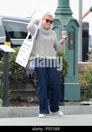 Busy Phillips est tout sourire alors qu'elle a un jour de shopping à Los Angeles. En vedette : Busy Phillips Où : Los Angeles, California, United States Quand : 25 mai 2018 Credit : WENN Banque D'Images