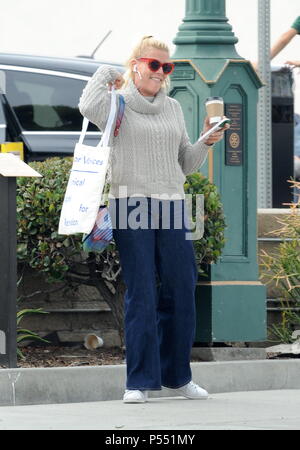 Busy Phillips est tout sourire alors qu'elle a un jour de shopping à Los Angeles. En vedette : Busy Phillips Où : Los Angeles, California, United States Quand : 25 mai 2018 Credit : WENN Banque D'Images