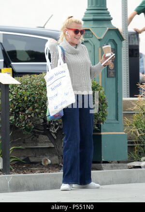 Busy Phillips est tout sourire alors qu'elle a un jour de shopping à Los Angeles. En vedette : Busy Phillips Où : Los Angeles, California, United States Quand : 25 mai 2018 Credit : WENN Banque D'Images