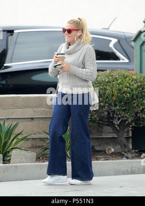 Busy Phillips est tout sourire alors qu'elle a un jour de shopping à Los Angeles. En vedette : Busy Phillips Où : Los Angeles, California, United States Quand : 25 mai 2018 Credit : WENN Banque D'Images