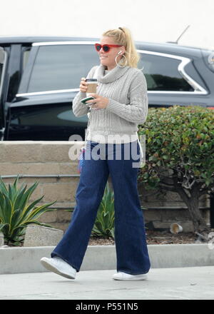 Busy Phillips est tout sourire alors qu'elle a un jour de shopping à Los Angeles. En vedette : Busy Phillips Où : Los Angeles, California, United States Quand : 25 mai 2018 Credit : WENN Banque D'Images