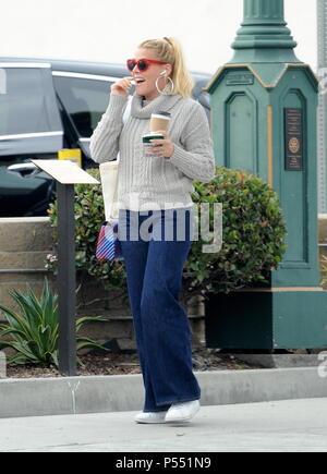 Busy Phillips est tout sourire alors qu'elle a un jour de shopping à Los Angeles. En vedette : Busy Phillips Où : Los Angeles, California, United States Quand : 25 mai 2018 Credit : WENN Banque D'Images