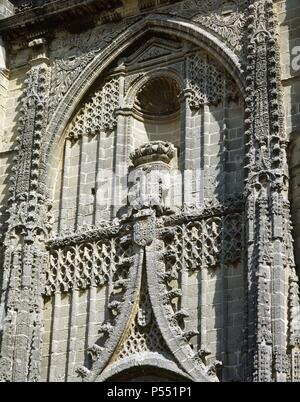 ARTE GOTICO. ESPAÑA. IGLESIA DE SANTIAGO (s. XV). Detalle Decorativo Service de parte superior de la PORTADA. Es una de las piezas clave en la arquitectura histórica jerezana. JEREZ DE LA FRONTERA. Provincia de Cádiz. L'Andalousie. Banque D'Images