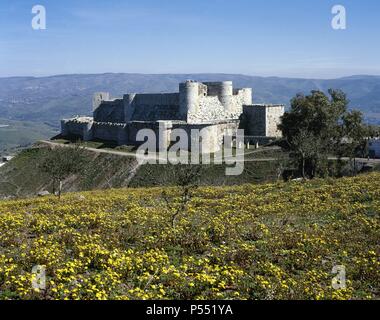 SIRIA. KRAK DE LOS CABALLEROS. Castillo levantado en el siglo XII por los caballeros hospitalarios, durante las cruzadas un Tierra Santa. Es la mejor muestra que se conserva en el Oriente Medio de arquitectura militar de l'époque médiévale. En el siglo XIII la fortaleza cristiana cayó en manos arabes. Panorámica Vista. Banque D'Images