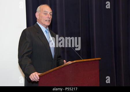 L'honorable John F. Kelly, 5e Secrétaire de la sécurité intérieure, donne la parole durant la cérémonie de la retraite du Corps des Marines américains Le Lieutenant-général Robert R. Ruark, sous-secrétaire de la Défense, en vertu du personnel et de l'état de préparation, à Crawford Hall, Marine Barracks Washington, Washington, D.C., le 10 mai 2017. Ruark a pris sa retraite après 36 ans dans le Corps des Marines des États-Unis. Banque D'Images