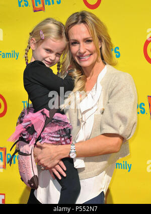 Taylor Armstrong - Exprimez-vous Art PS-2010 au Santa Monica Barker hangar à Los Angeles.Taylor Armstrong 44 Événement dans la vie d'Hollywood, Californie - Red Carpet Event, USA, Cinéma, Célébrités, photographie, Bestof, Arts, Culture et divertissement, Célébrités, Mode de vie meilleure, Hollywood, événement dans la vie d'Hollywood, Californie - Tapis rouge et en coulisses, musique, célébrités, Topix en couple, en famille (mari et femme) et les enfants - les enfants, frères et sœurs, tsuni@Gamma-USA.com Tsuni enquête de crédit / USA, 2010 Banque D'Images