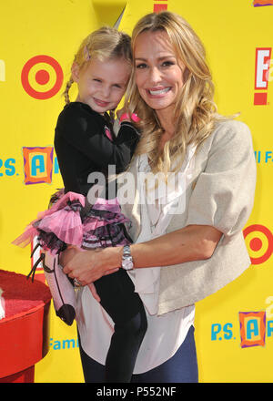 Taylor Armstrong - Exprimez-vous Art PS-2010 au Santa Monica Barker hangar à Los Angeles.Taylor Armstrong 45 Événement à Hollywood, Californie - La vie de l'événement Tapis Rouge, USA, Cinéma, Célébrités, photographie, Bestof, Arts, Culture et divertissement, Célébrités, Mode de vie meilleure, Hollywood, événement dans la vie d'Hollywood, Californie - Tapis rouge et en coulisses, musique, célébrités, Topix en couple, en famille (mari et femme) et les enfants - les enfants, frères et sœurs, tsuni@Gamma-USA.com Tsuni enquête de crédit / USA, 2010 Banque D'Images