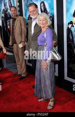 Taylor Hackford    41 Dame Helen Mirren - Jonah Hex première à l'Arclight Theatre de Los Angeles.Taylor Hackford    41 Dame Helen Mirren événement dans la vie d'Hollywood, Californie - Red Carpet Event, USA, Cinéma, Célébrités, photographie, Bestof, Arts, Culture et divertissement, Célébrités, Mode de vie meilleure, Hollywood, événement dans la vie d'Hollywood, Californie - Tapis rouge et en coulisses, musique, célébrités, Topix en couple, en famille (mari et femme) et les enfants - les enfants, frères et sœurs, tsuni@Gamma-USA.com Tsuni enquête de crédit / USA, 2010 Banque D'Images