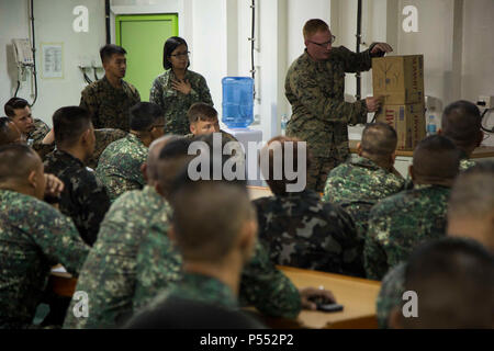 Le sergent des Marines des États-Unis. Christopher G. Hallstead, Jr., témoigne d'une 'Crow's foot' manœuvre lors de l'examen de reconnaissance et des scénarios de sauvetage en cas de catastrophe naturelle avec les Marines et Les Marins des Philippines au cours de Balikatan 2017 BRP à bord de Tarlac (LD 601) dans la mer de Chine du Sud, Philippines, le 10 mai 2017. Hallstead est un agent de la police militaire au sein du 3e Bataillon, de l'application de la Loi III Marine Expeditionary Force groupe siège. Balikatan est un américain annuel-exercice militaire bilatérale des Philippines a porté sur une grande variété de missions, y compris l'assistance humanitaire et les secours en cas de catastrophe, counterterro Banque D'Images