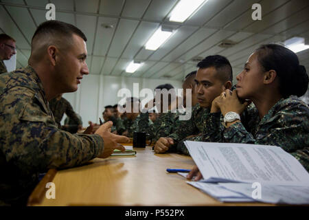 Le sergent des Marines des États-Unis. Kevin A. Dooling, gauche, traite de la reconnaissance et des scénarios de sauvetage en cas de catastrophe naturelle avec les Marines et Les Marins des Philippines au cours de Balikatan 2017 BRP à bord de Tarlac (LD 601) dans la mer de Chine du Sud, Philippines, le 10 mai 2017. Dooling est un agent de la police militaire au sein du 3e Bataillon, de l'application de la Loi III Marine Expeditionary Force groupe siège. Balikatan est un américain annuel-exercice militaire bilatérale des Philippines a porté sur une grande variété de missions, y compris l'assistance humanitaire et les secours en cas de catastrophe, la lutte contre le terrorisme, et d'autres opérations militaires conjointes. Banque D'Images