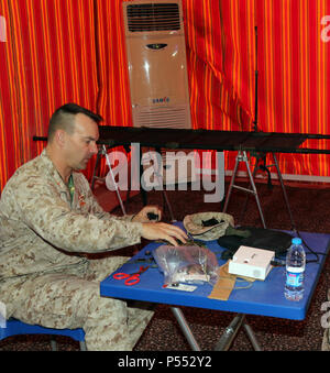 Le lieutenant Cmdr. James Hartwell, un médecin d'urgence à l'hôpital naval de Camp Pendleton, en Californie, assemble des fournitures avant le début de la journée le 9 mai, lors de l'exercice désireux Lion à la formation conjointe Centre en Jordanie. Lion avide 2017 est un exercice annuel le Commandement central américain en Jordanie visant à renforcer les relations militaires entre les Etats-Unis, la Jordanie et d'autres partenaires internationaux. La nouvelle édition se compose d'environ 7 200 militaires provenant de plus de 20 nations qui permettra de répondre aux scénarios impliquant la sécurité des frontières, de commandement et de contrôle, de la cyberdéfense une Banque D'Images