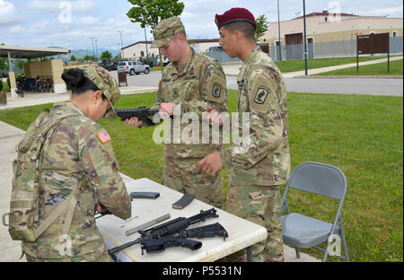 Les parachutistes de l'Armée américaine affecté à la 173e Bataillon de soutien de la brigade de parachutistes, 173e Brigade aéroportée, conduite arme familiarisation avec le fusil M4 pendant la leader Défi Junior à Caserma Del Din, Vicenza, Italie Le 10 mai 2017. La 173e Brigade aéroportée de l'armée américaine est la force de réaction d'urgence en Europe, capables de projeter des forces n'importe où aux États-Unis, d'Europe centrale ou de l'Afrique les domaines de responsabilité des commandes dans les 18 heures. Banque D'Images