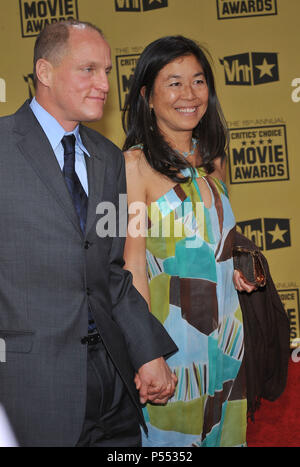 Woody Harrelson    104 Femme Laura Louie - 15e édition Critics' Choice Movie Awards au Hollywood Palladium de Los Angeles.Woody Harrelson    104 Femme Laura Louie événement dans la vie d'Hollywood, Californie - Red Carpet Event, USA, Cinéma, Célébrités, photographie, Bestof, Arts, Culture et divertissement, Célébrités, Mode de vie meilleure, Hollywood, événement dans la vie d'Hollywood, Californie - Tapis rouge et en coulisses, musique, célébrités, Topix en couple, en famille (mari et femme) et les enfants - les enfants, frères et sœurs, tsuni@Gamma-USA.com Tsuni enquête de crédit / USA, 2010 Banque D'Images