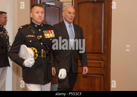 L'honorable John F. Kelly, droite, 5e Secrétaire de la sécurité intérieure, entre dans la salle que le fonctionnaire à la retraite pour la cérémonie de la retraite Le Lieutenant-général Robert R. Ruark, sous-secrétaire de la Défense, en vertu du personnel et de l'état de préparation, à Marine Barracks Washington, Washington, D.C., le 10 mai 2017. Ruark a pris sa retraite après 36 ans dans le Corps des Marines des États-Unis. Banque D'Images