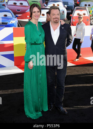 Emily Mortimer, Eddie Izzard sur des voitures 2 Première Mondiale au El Capitan Theatre à Los Angeles.Un Emily Mortimer, Eddie Izzard  11 ------------- Red Carpet Event, Vertical, USA, Cinéma, Célébrités, photographie, Bestof, Arts, Culture et divertissement, Célébrités Topix fashion / Vertical, Best of, événement dans la vie d'Hollywood, Californie - Tapis rouge et en backstage, USA, Cinéma, Célébrités, cinéma, télévision, Célébrités célébrités musique, photographie, Arts et culture, Bestof, divertissement, Topix, verticale de la famille de l'année 2011, enquête tsuni@Gamma-USA.com et Mari Banque D'Images