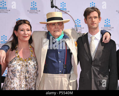 Peter O'Toole et empreintes de pas sur une main dans les ciments Chinese Theatre de Los Angeles. Peter O'Toole, sa fille Kate, son Lorcana Peter O'Toole, sa fille Kate, fils Lorcan  06 ------------- Red Carpet Event, Vertical, USA, Cinéma, Célébrités, photographie, Bestof, Arts, Culture et divertissement, Célébrités Topix fashion / Vertical, Best of, événement dans la vie d'Hollywood, Californie - Tapis rouge et en backstage, USA, Cinéma, Célébrités, cinéma, télévision, Célébrités célébrités musique, photographie, Arts et culture, Bestof, divertissement, Topix, verticale de la famille de l'année Banque D'Images